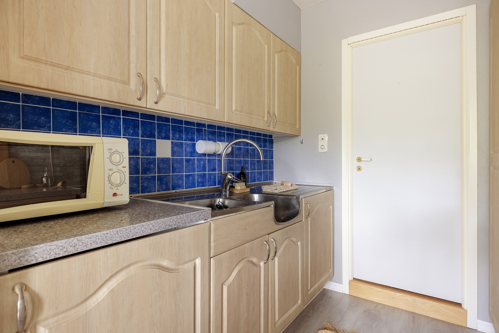 Kjøkkenet har godt med arbeids - og oppbevaringsplass. Galleribilde