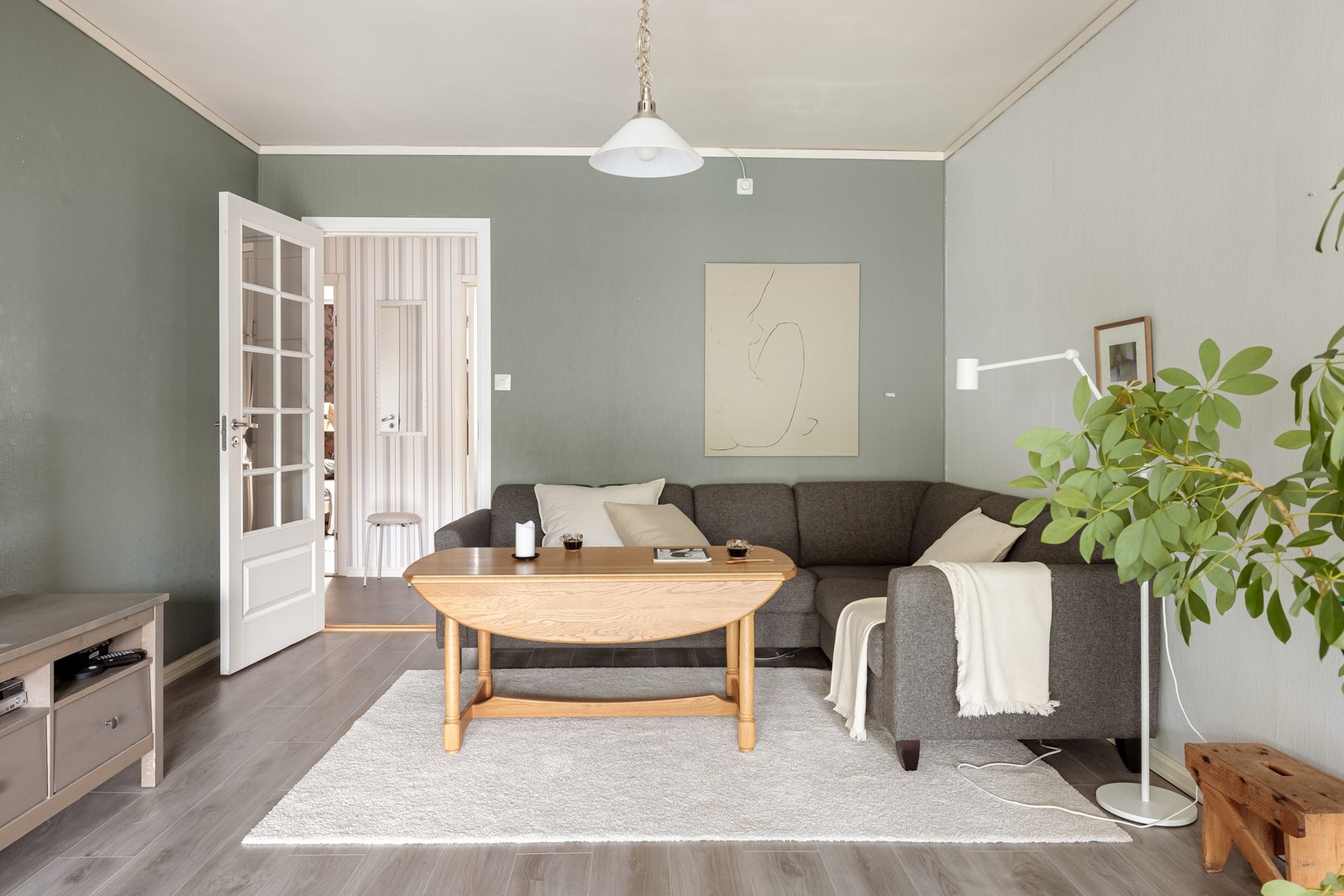 En sjarmerende 3-roms leilighet i femte etasje, med heis i bygget, solrik balkong og fast parkering i garasje. Galleribilde