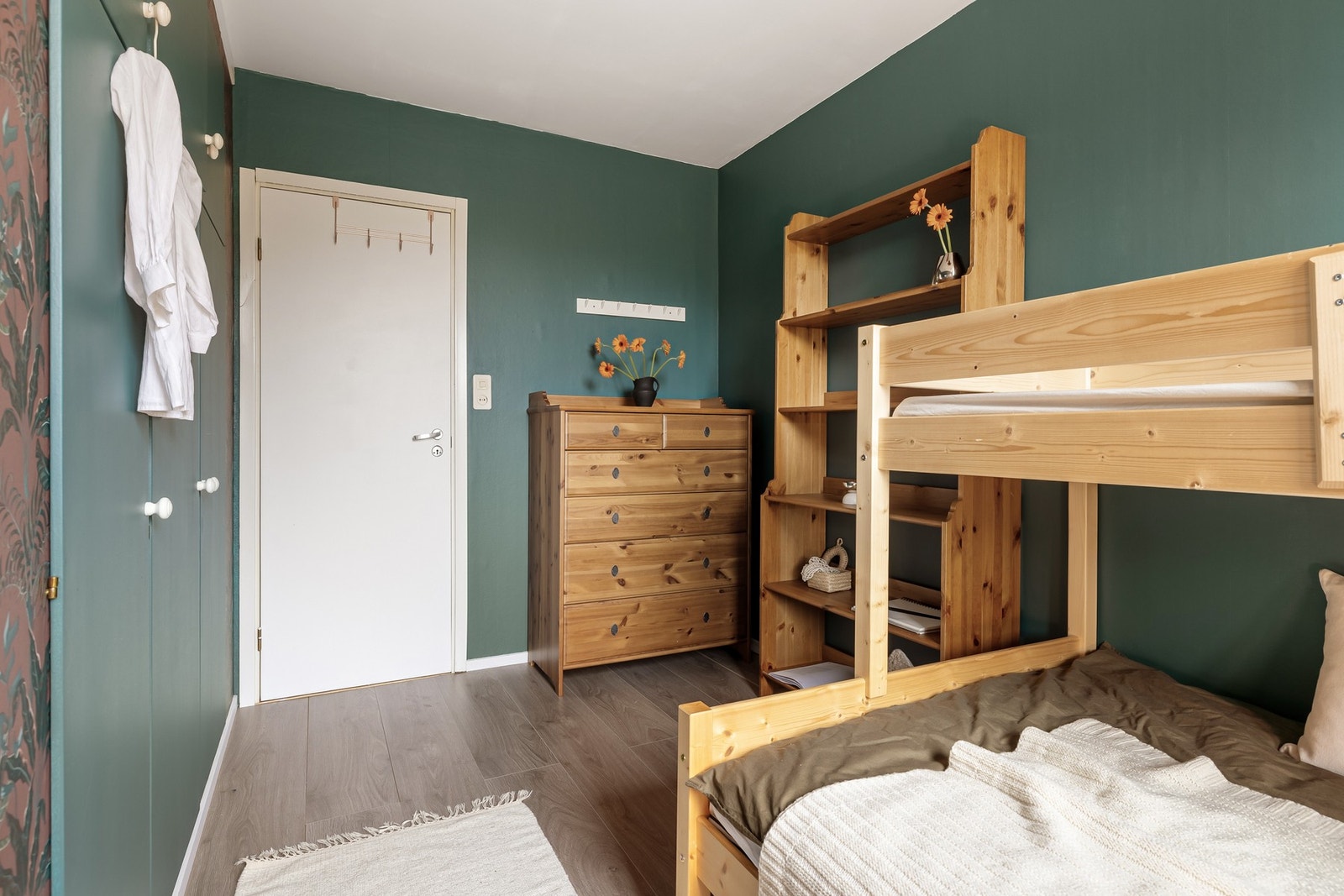 På begge soverommene er det god plass til seng, garderobeskap og annet ønskelig møblement. Galleribilde