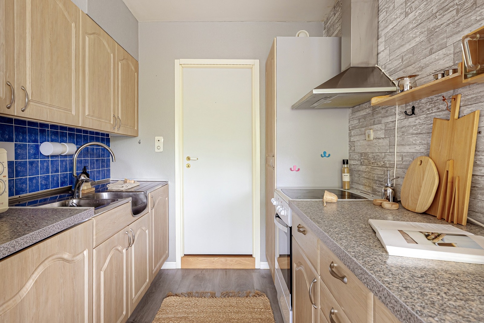 Kjøkkenet har profilerte fronter, laminat benkeplate og heldekkende vaskekum Galleribilde