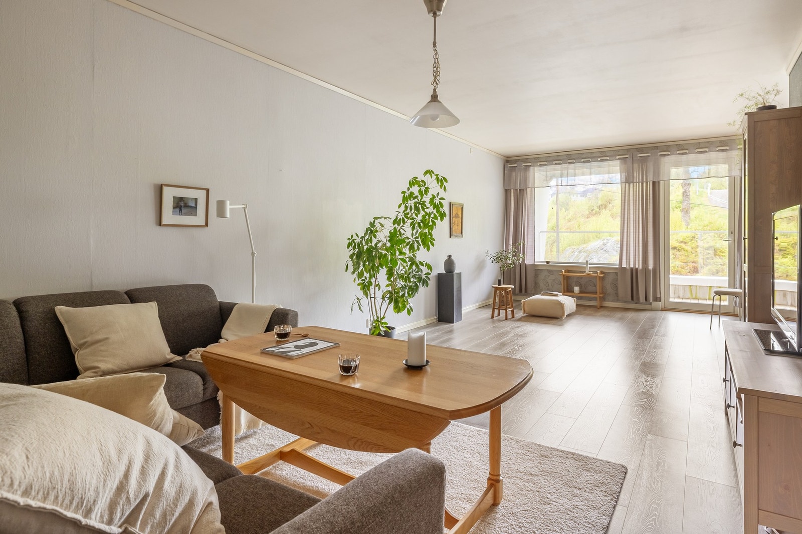 Stuen er av god størrelse og måles til hele 33,7 kvm! Galleribilde