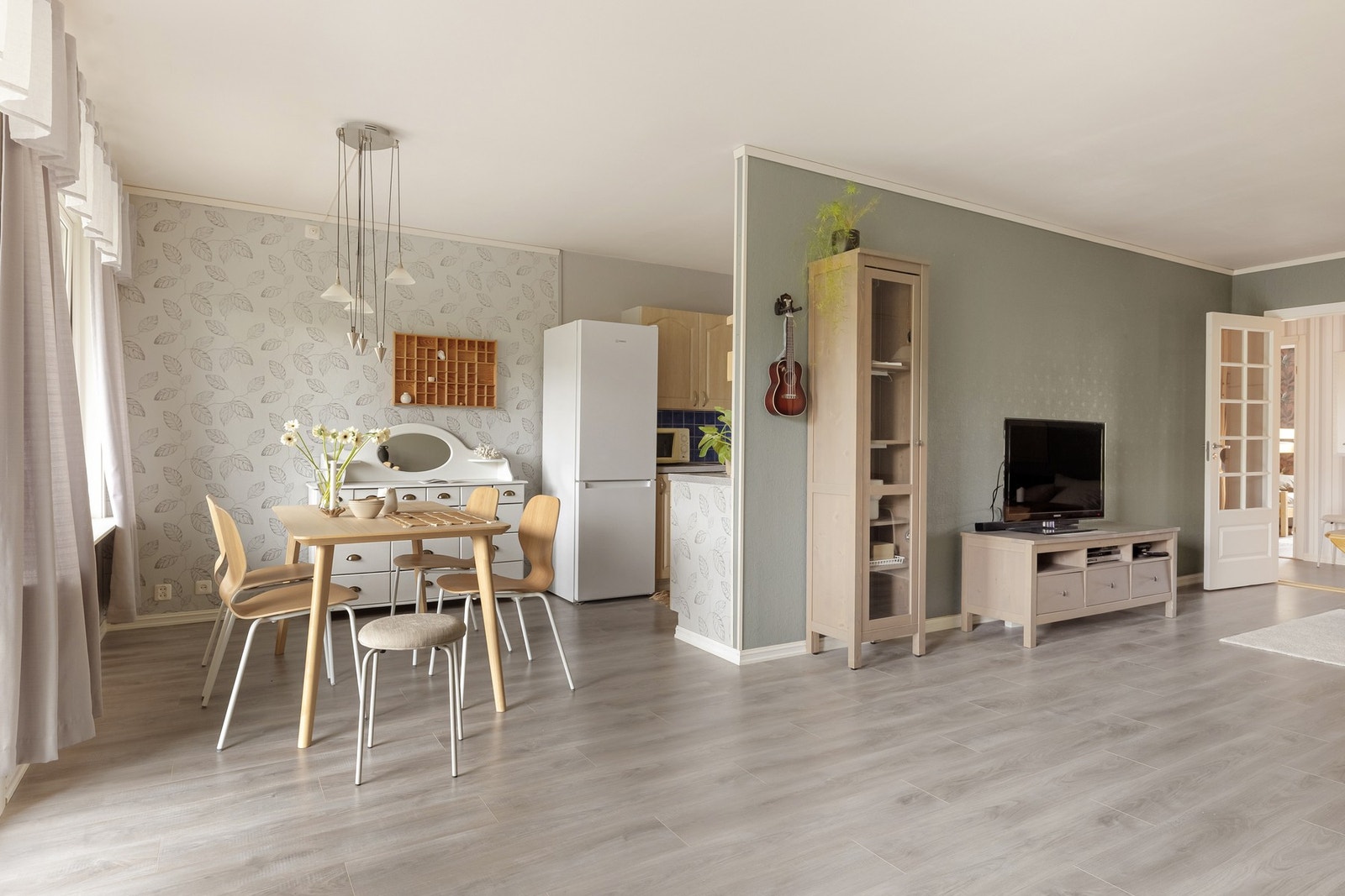 Stuen har en lys og lekker laminat i gulv som er gjennomgående for store deler av leiligheten. Galleribilde