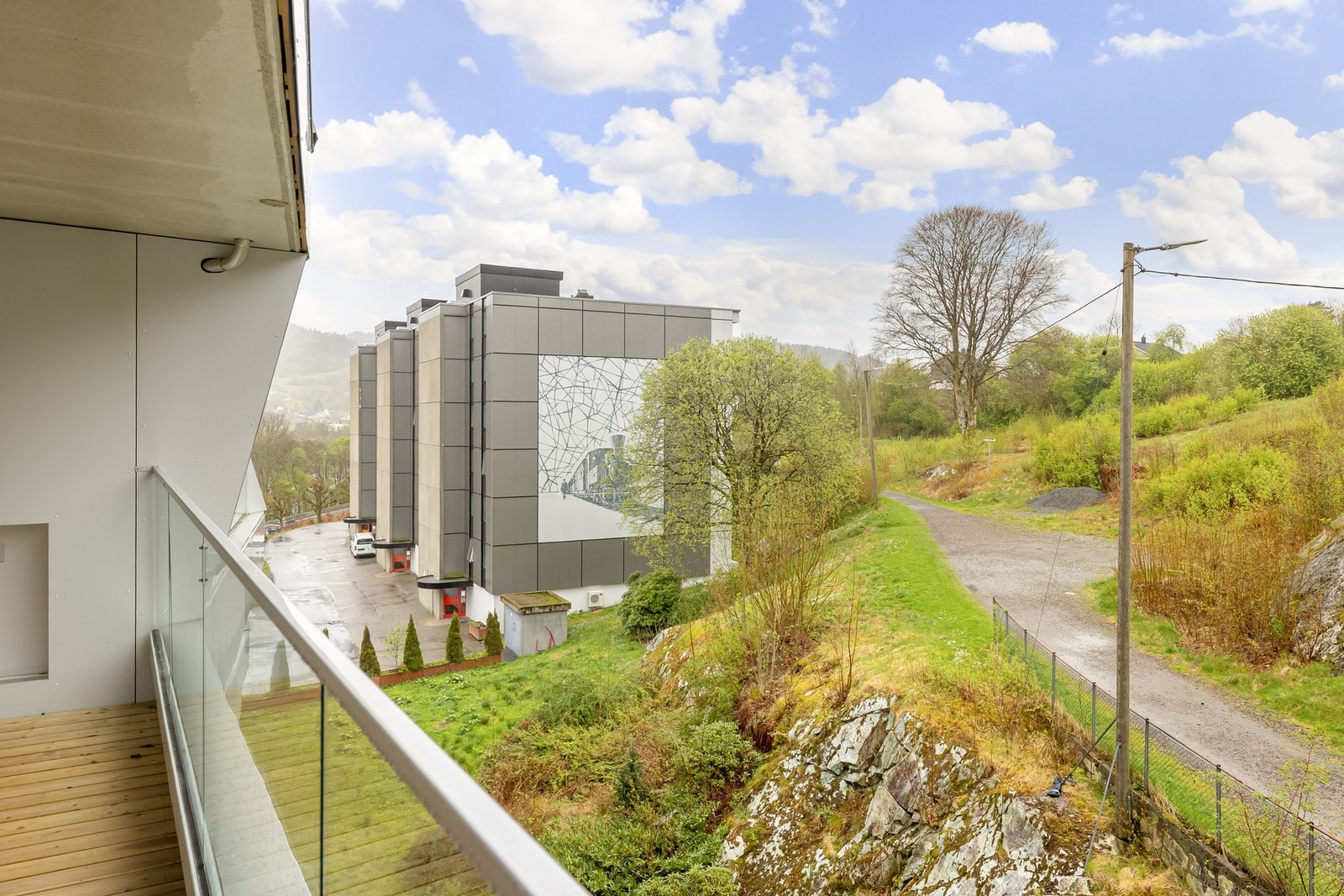 Balkongen er vestvendt, så her får man masse sol på ettermiddag og kveld. Galleribilde