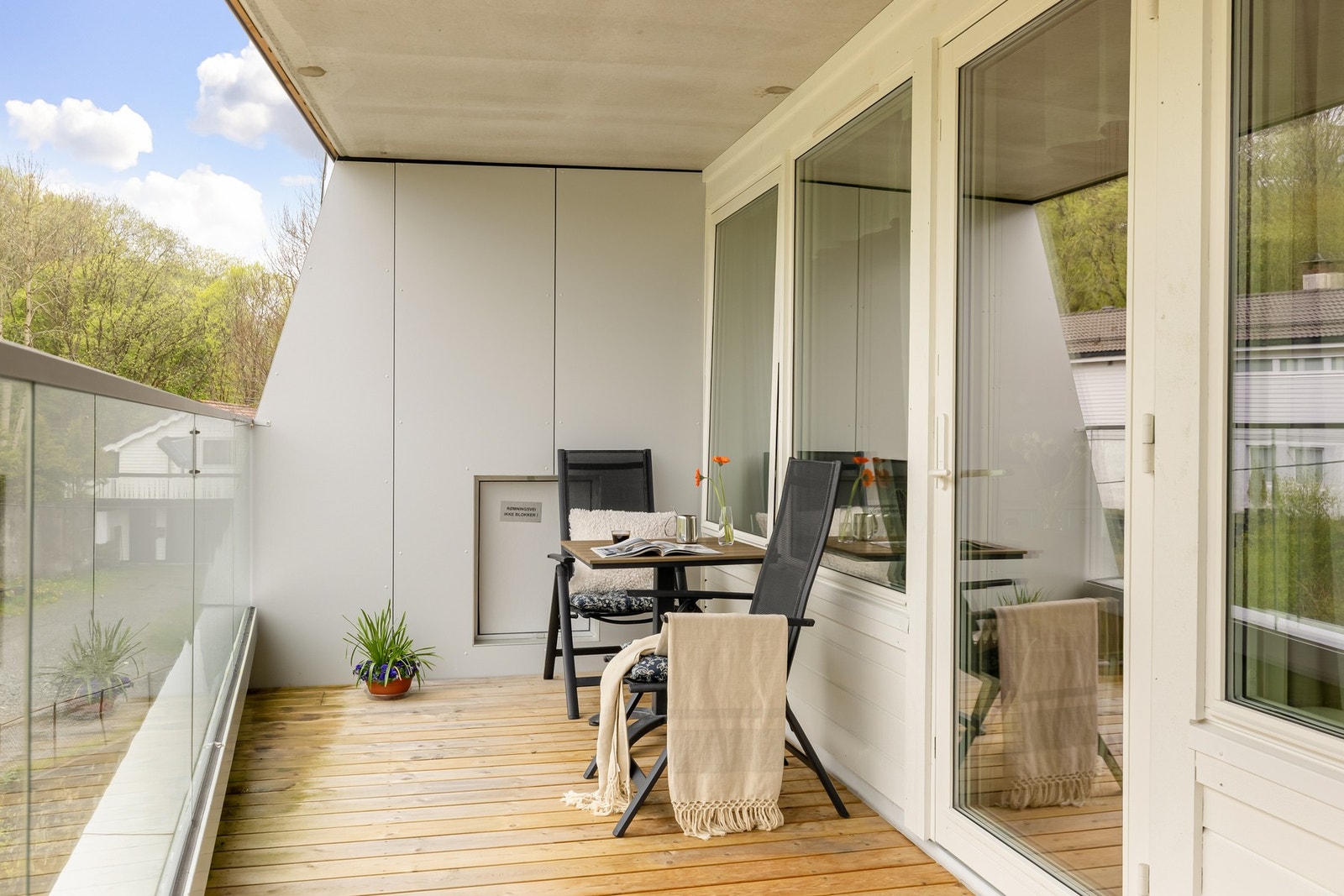 Fra stuen kan man ta seg ut til den herlige balkongen på 11 kvm. Galleribilde