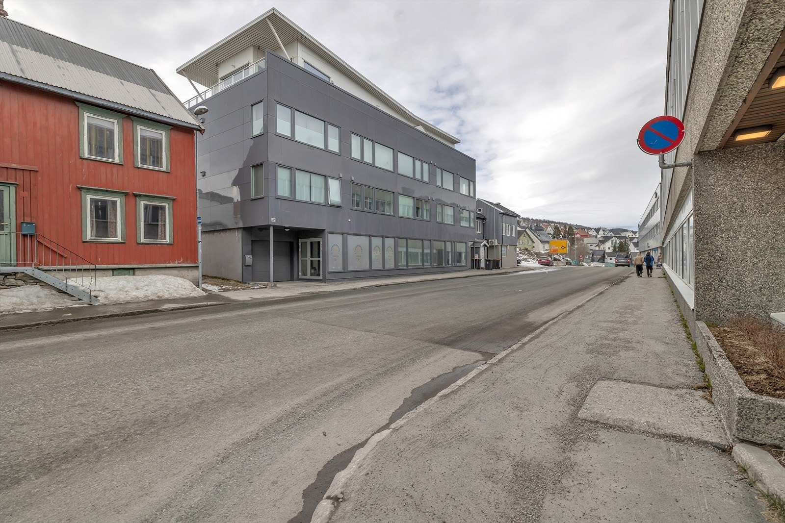 Sentral beliggenhet med busstopp like utenfor Galleribilde