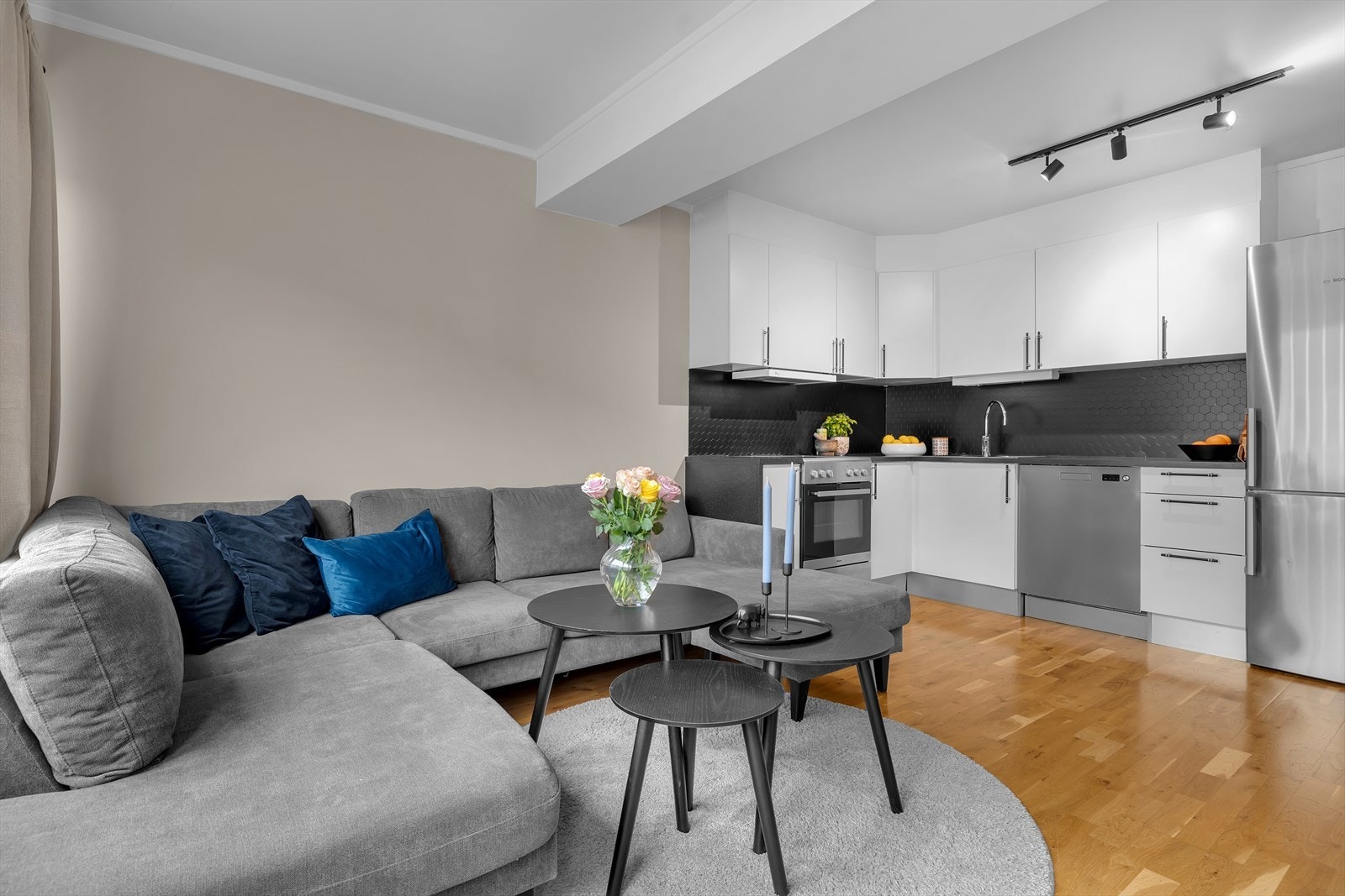 Pent kjøkken med lyse fronter Galleribilde