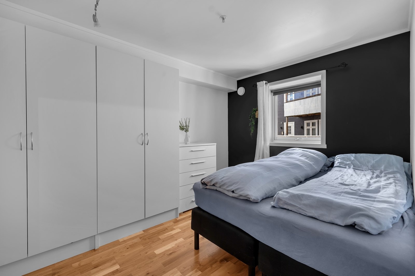 Stort soverom med garderobeløsning Galleribilde