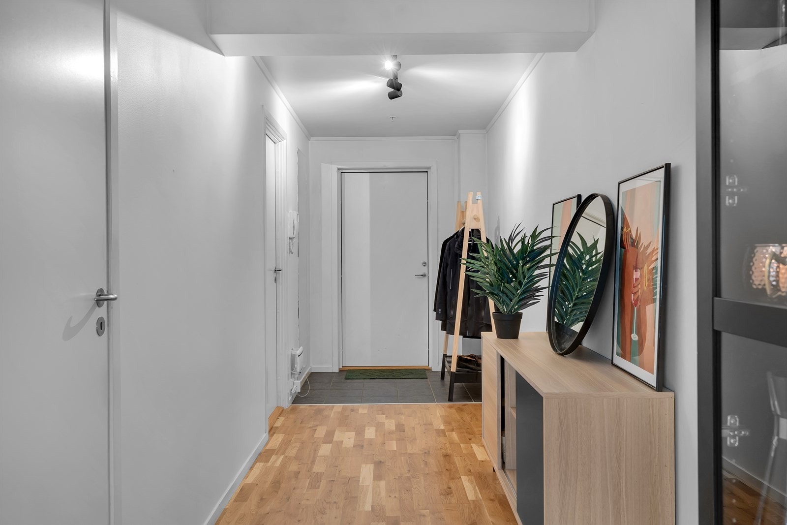 Romslig gang med plass til diverse oppbevaringsmøbler Galleribilde