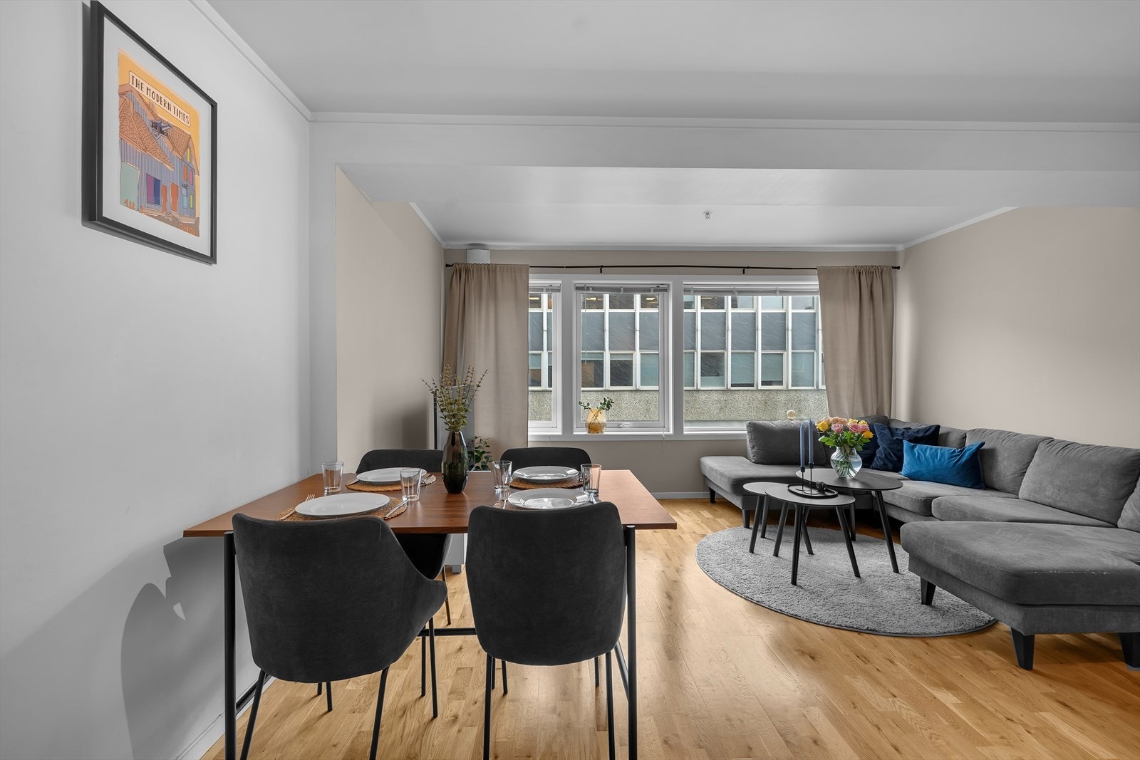 Romslig stue med god plass til både spisegruppe og sofamøblement Galleribilde