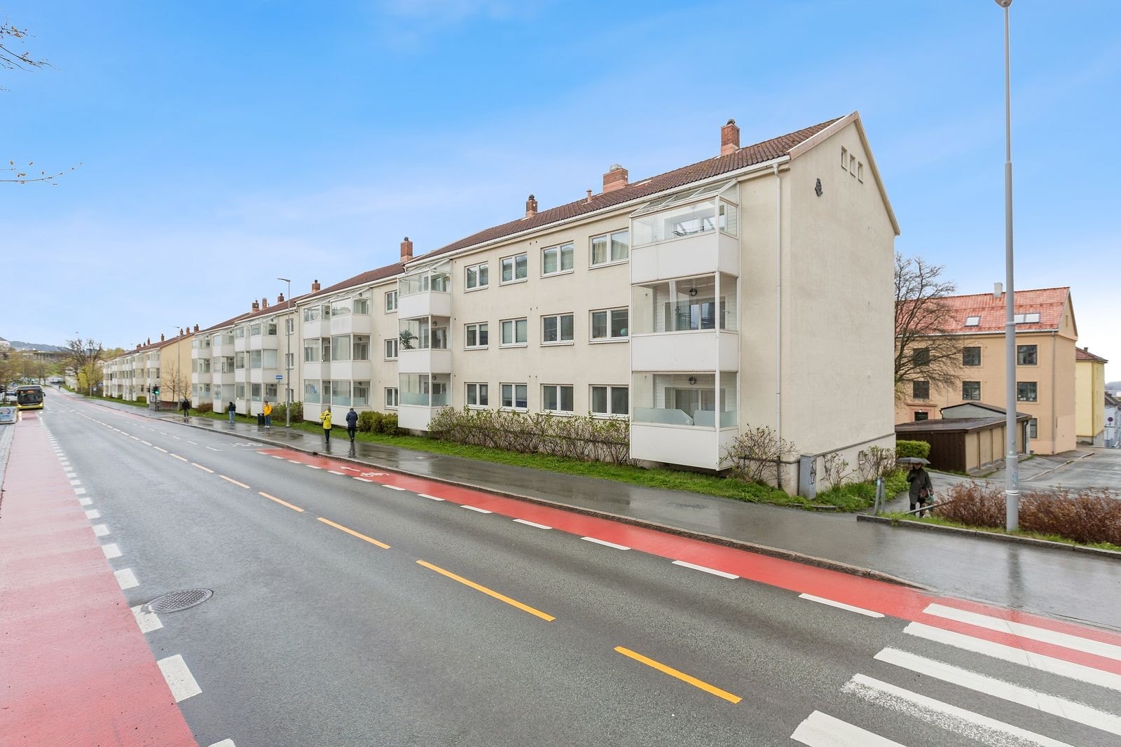 Leiligheten ligger fint til i byggets 1. Etasje. Rett ved søndagsåpen butikk og kollektiv transport. Galleribilde