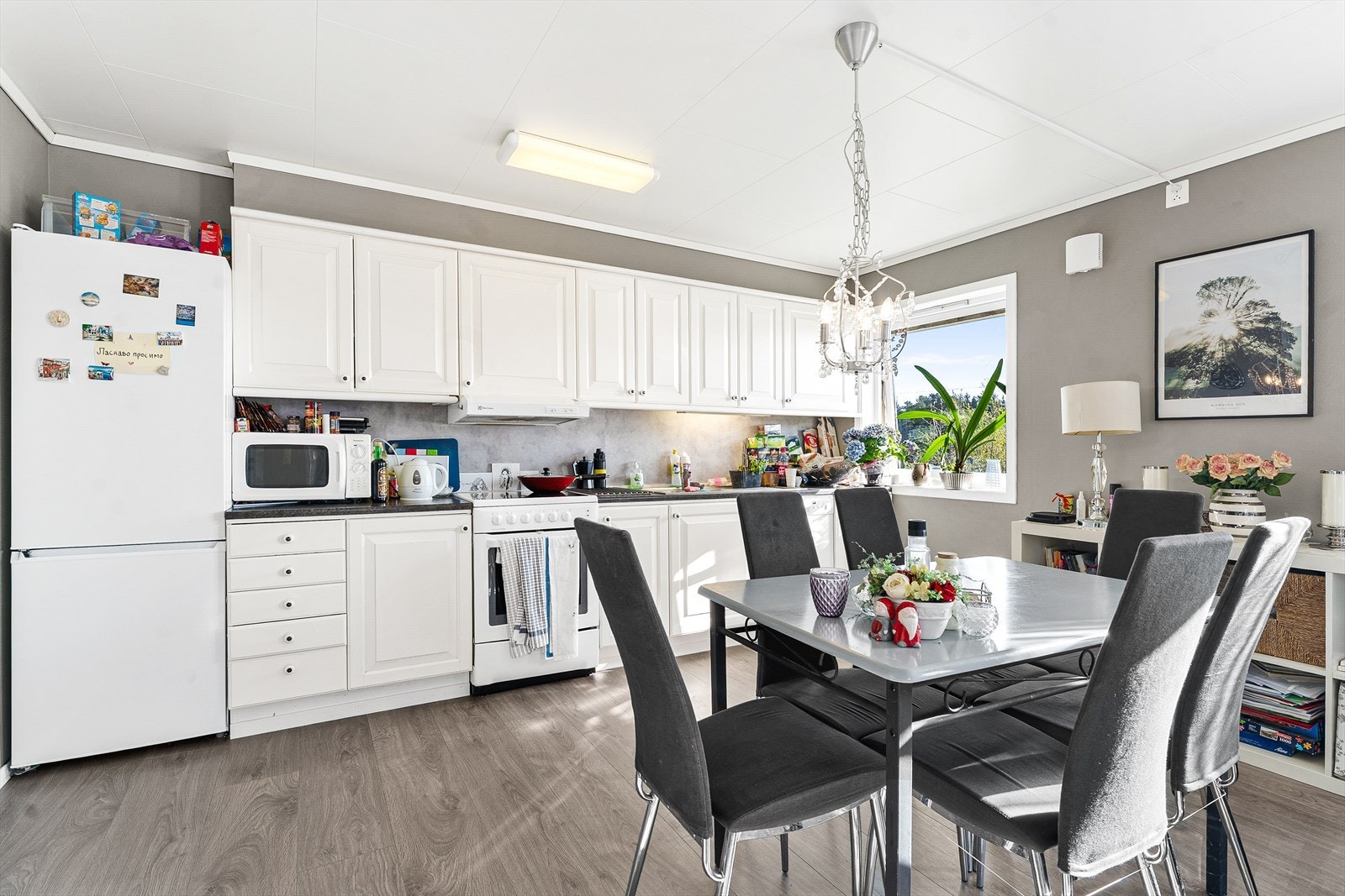 Kjøkken med god plass til spisegruppe Galleribilde