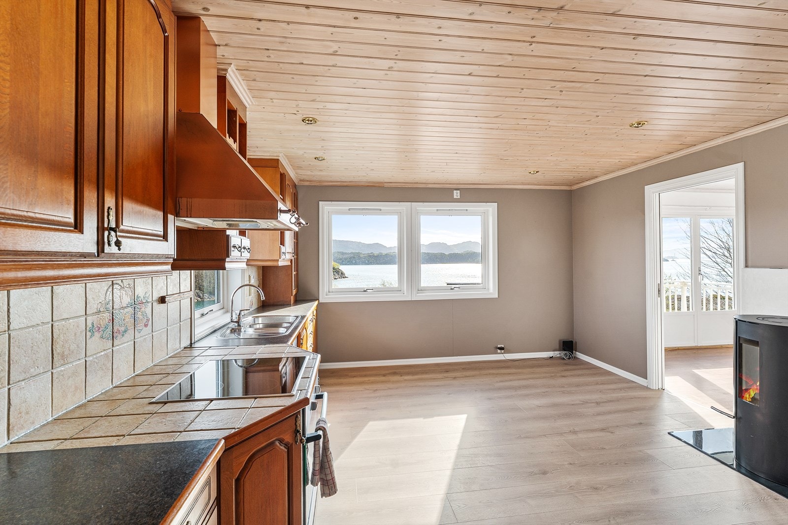 Kjøkkenet er fornyet med nytt laminatgulv Galleribilde