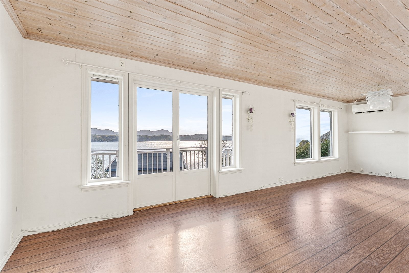 Fra stua er det nydelig utsikt mot sjø Galleribilde