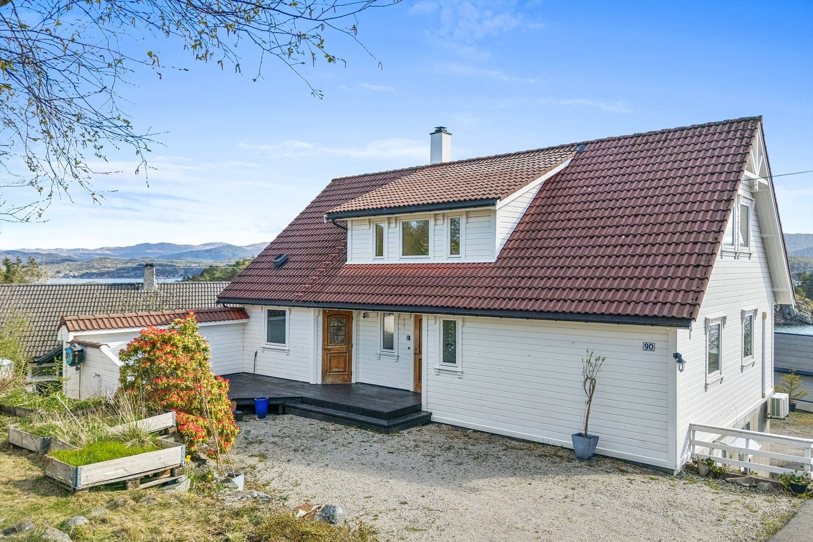 God plass til parkering ved inngangsparti Galleribilde