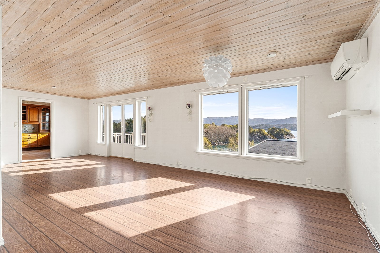 Lys og romslig stue, med utgang til balkong Galleribilde