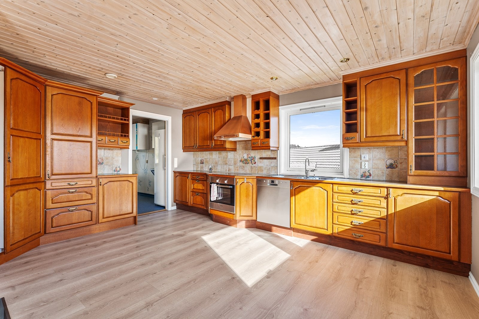 Stort og romslig kjøkken med god plass i over- og underskap Galleribilde