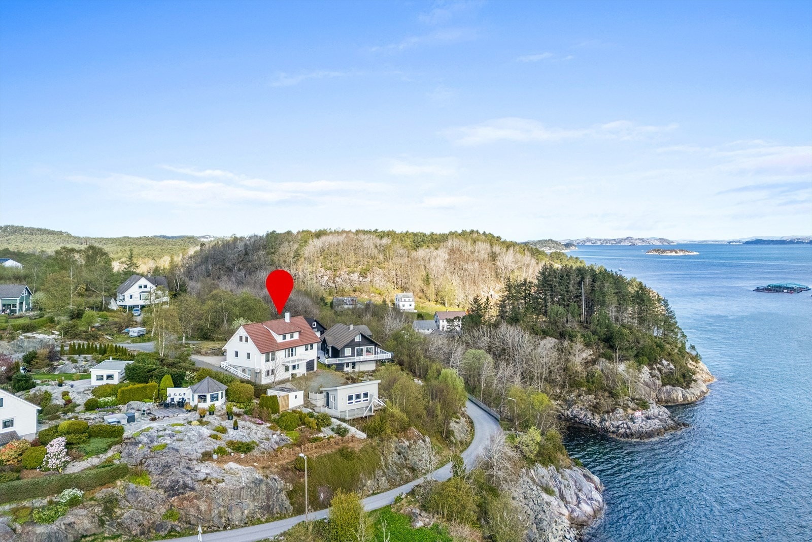 Innholdsrik enebolig med kjellerleilighet og anneks Galleribilde