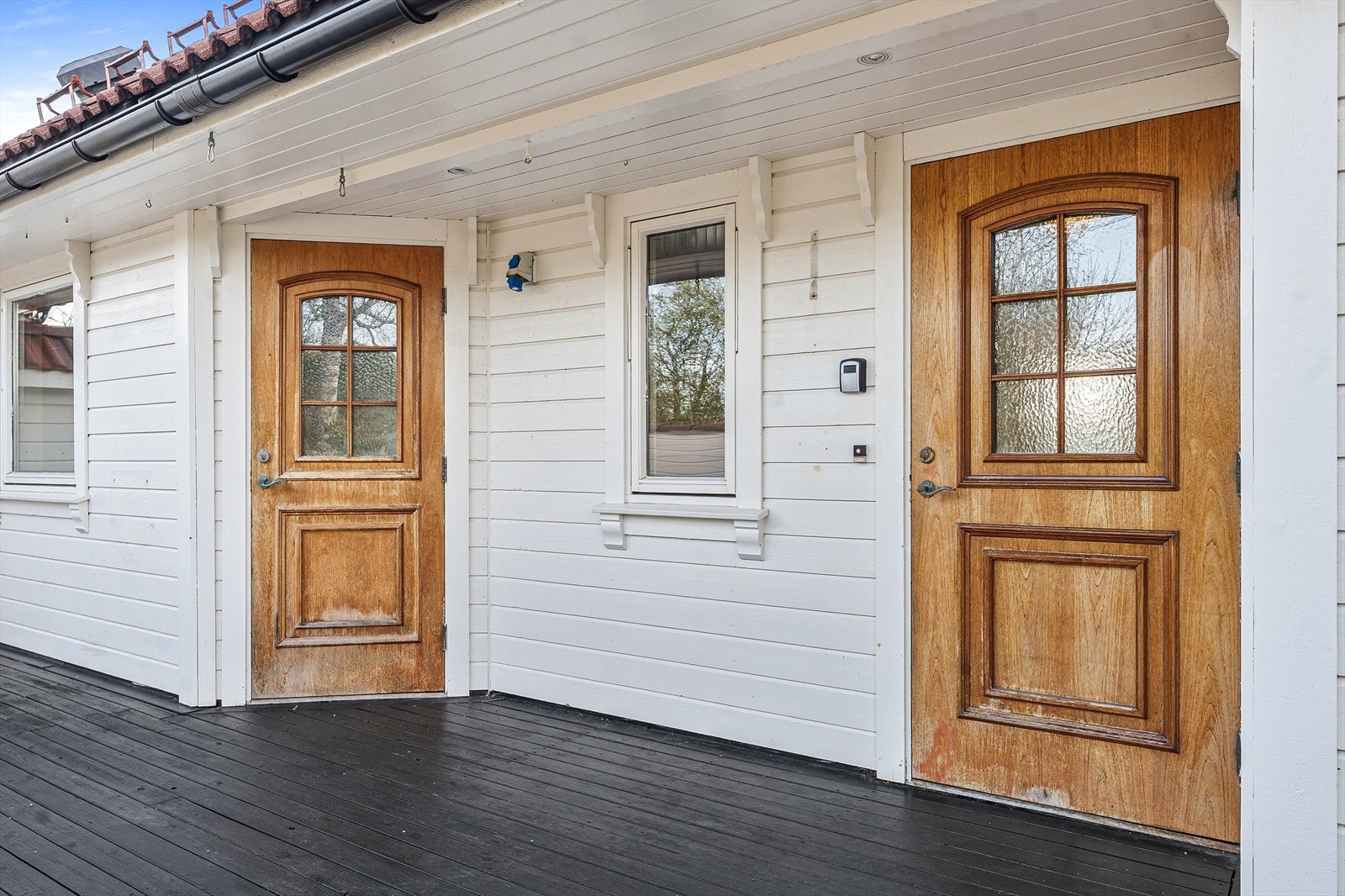 Praktisk med overbygd inngangsparti Galleribilde