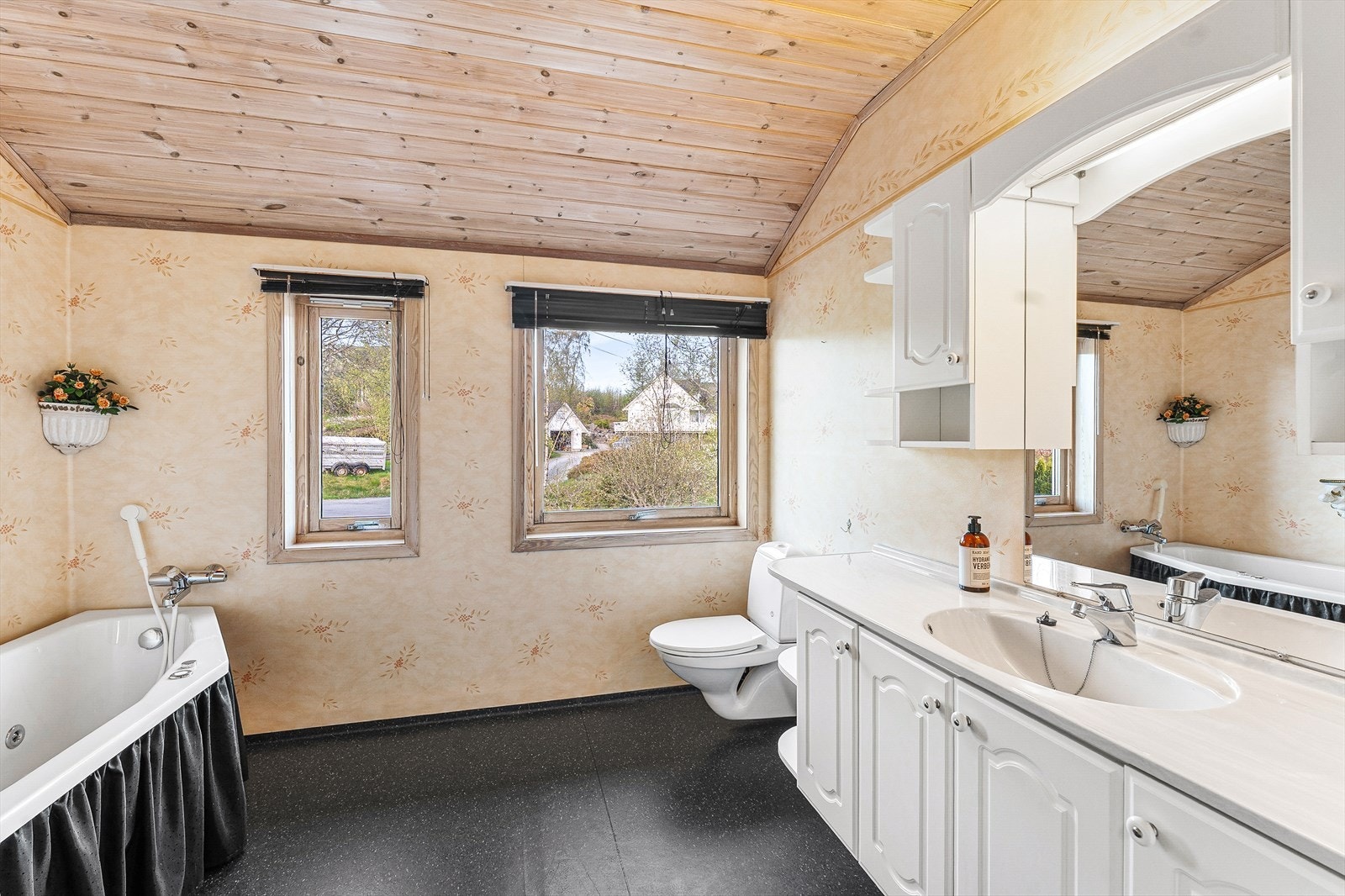 Bad i loftsetasje Galleribilde