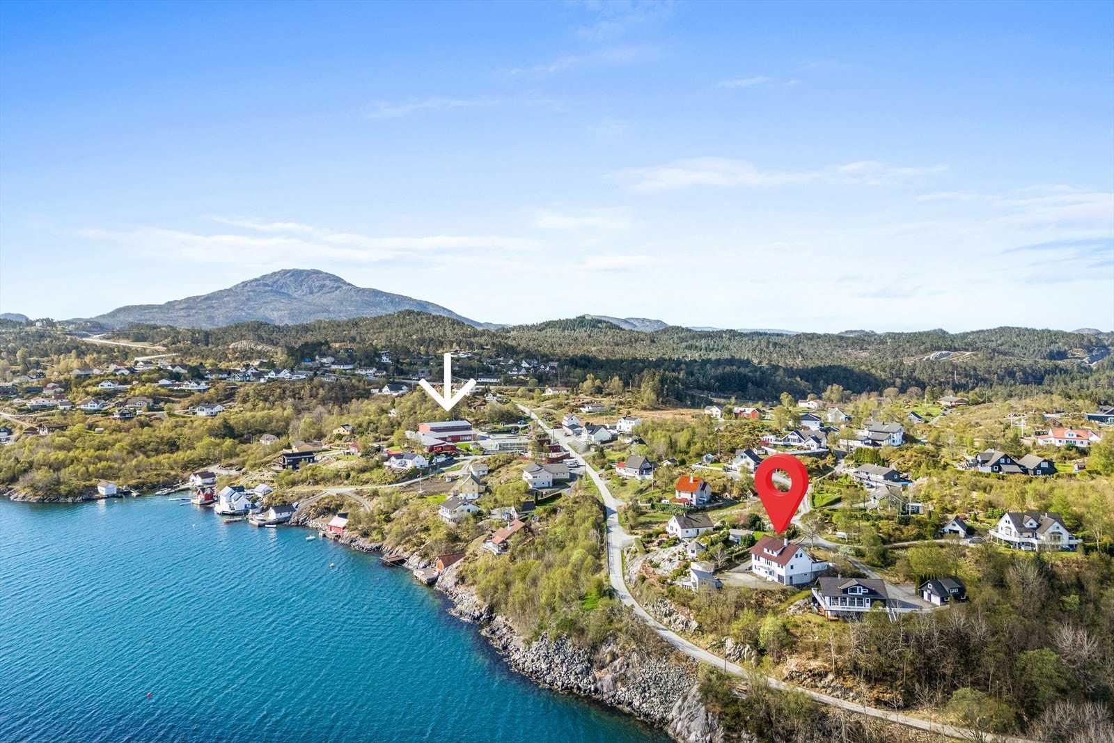 Fra eiendommen er det gangavstand til Foldrøy barneskole, ref. hvit pil Galleribilde