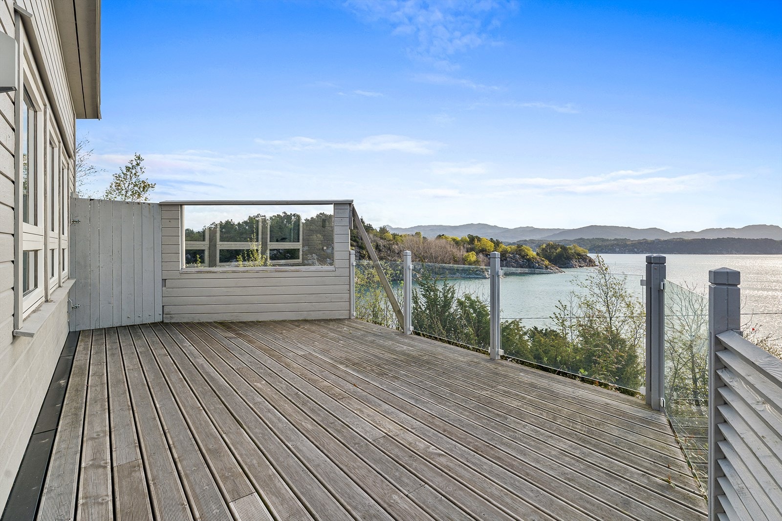 Solrik terrasse med utsikt Galleribilde