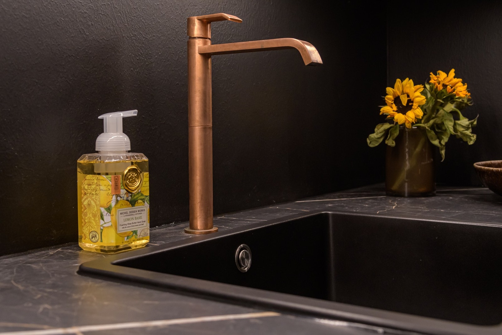 Eksklusiv armatur i kobber-utførelse som gir kjøkkenet et ekstra løft. Galleribilde