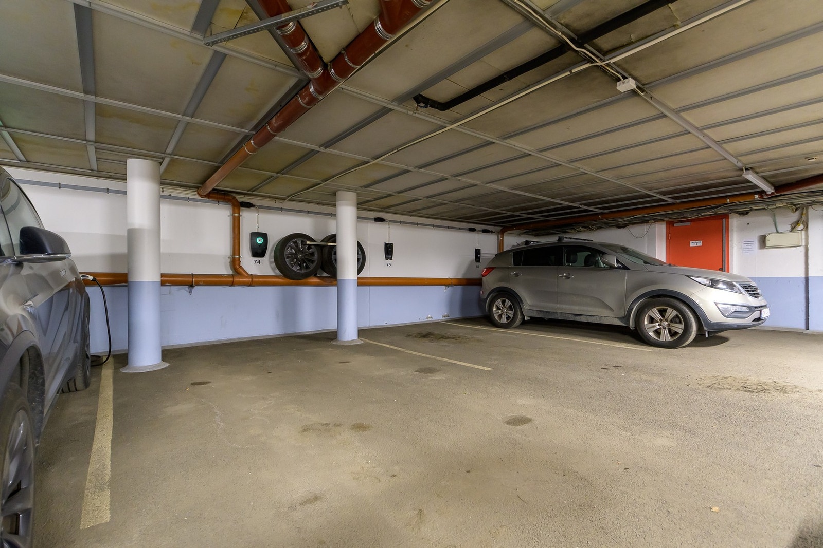 Det medfølger en parkeringsplass i felles lukket garasjeanlegg med 3,05 m bredde. Det er montert EL-lader, og dekkoppheng Galleribilde