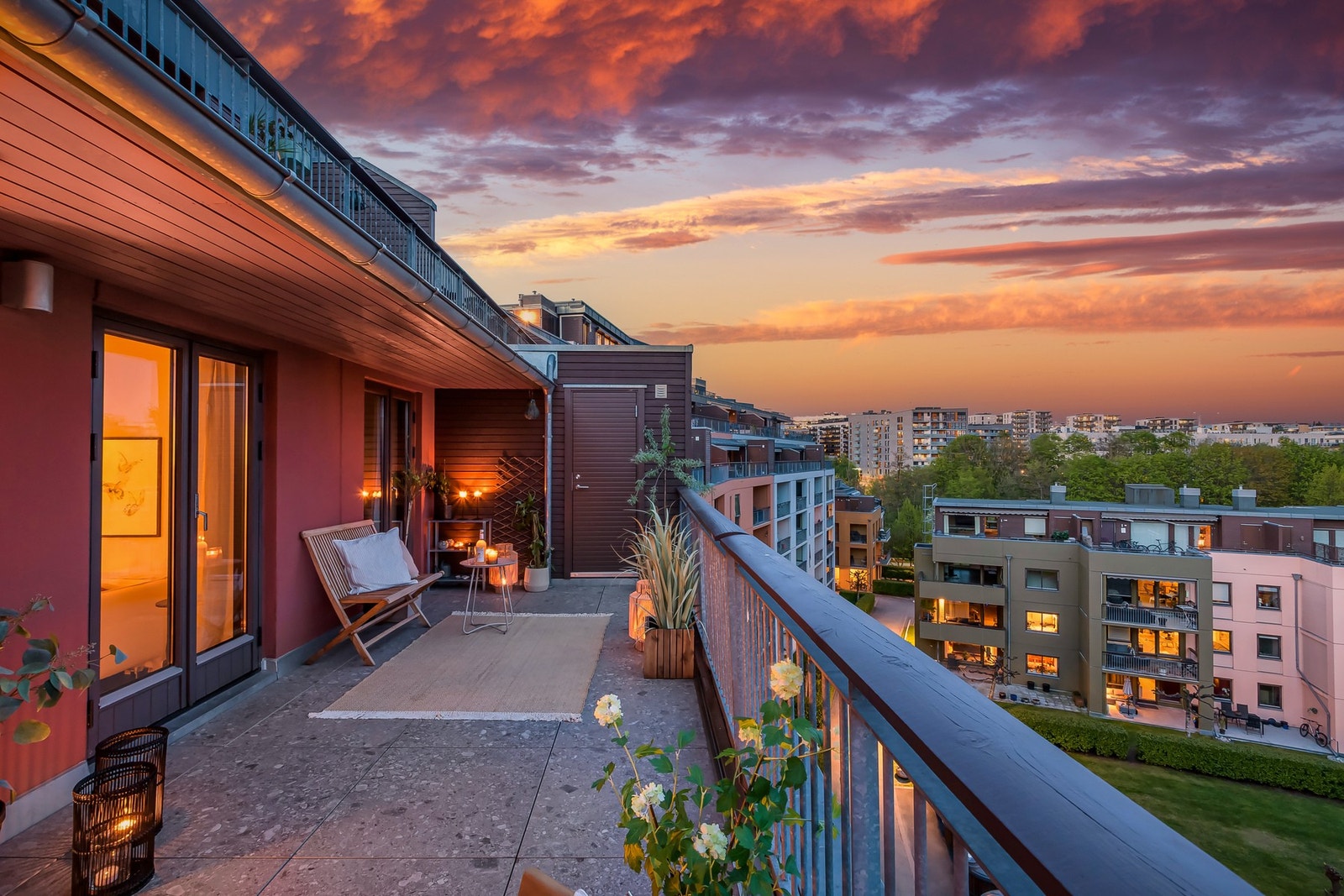 Takterrassen gir en unik ramme for sene sommerkvelder med utsikt. Galleribilde