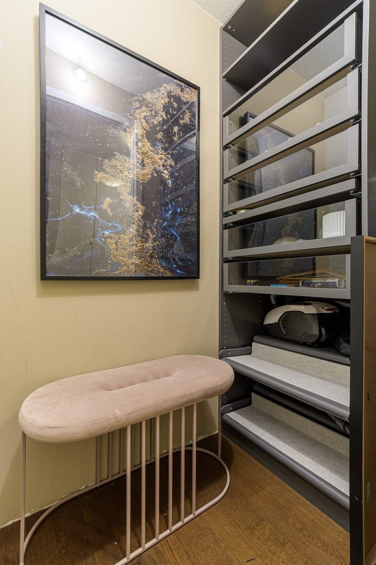 Meget praktisk innvendig bod med gode oppbevaringsmuligheter. Galleribilde