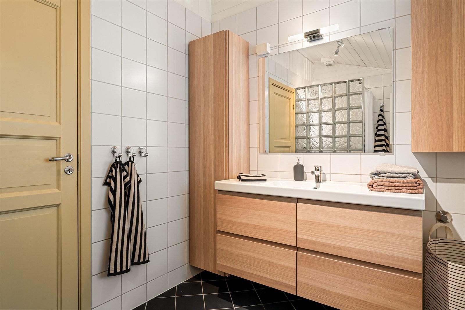 Badet i 1. etasje er fra 2005 og oppgradert med ny innredning siden da Galleribilde