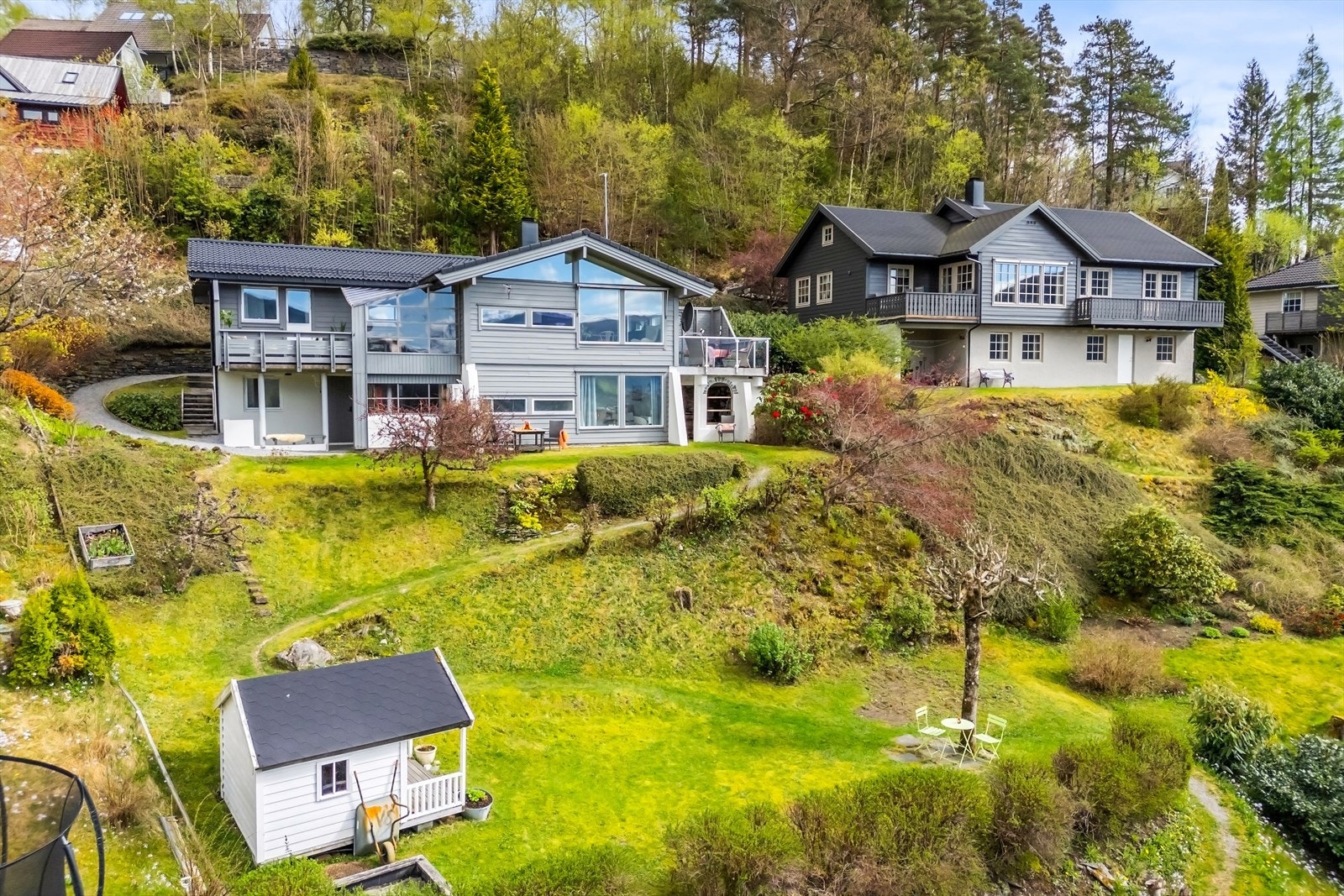 Boligen fra 1982 holder en god standard med blant annet nyere tak, kjøkken og bad Galleribilde