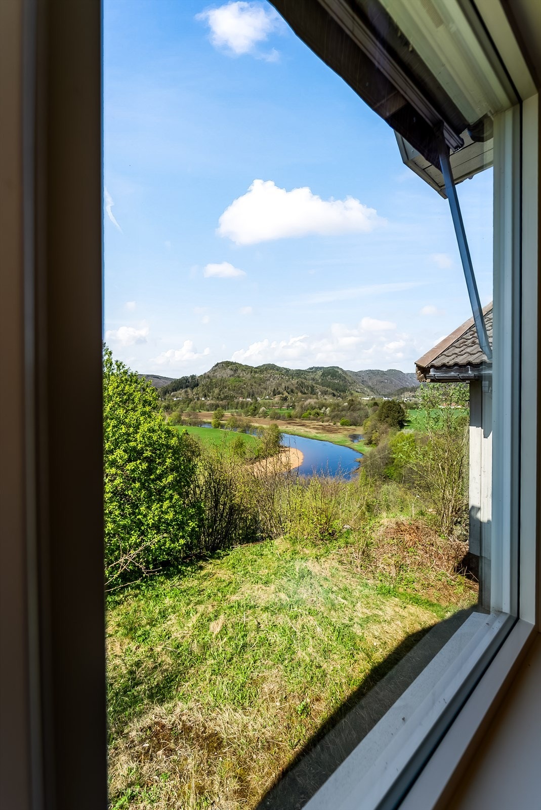 Utsikt mot Lygna fra stua. Galleribilde