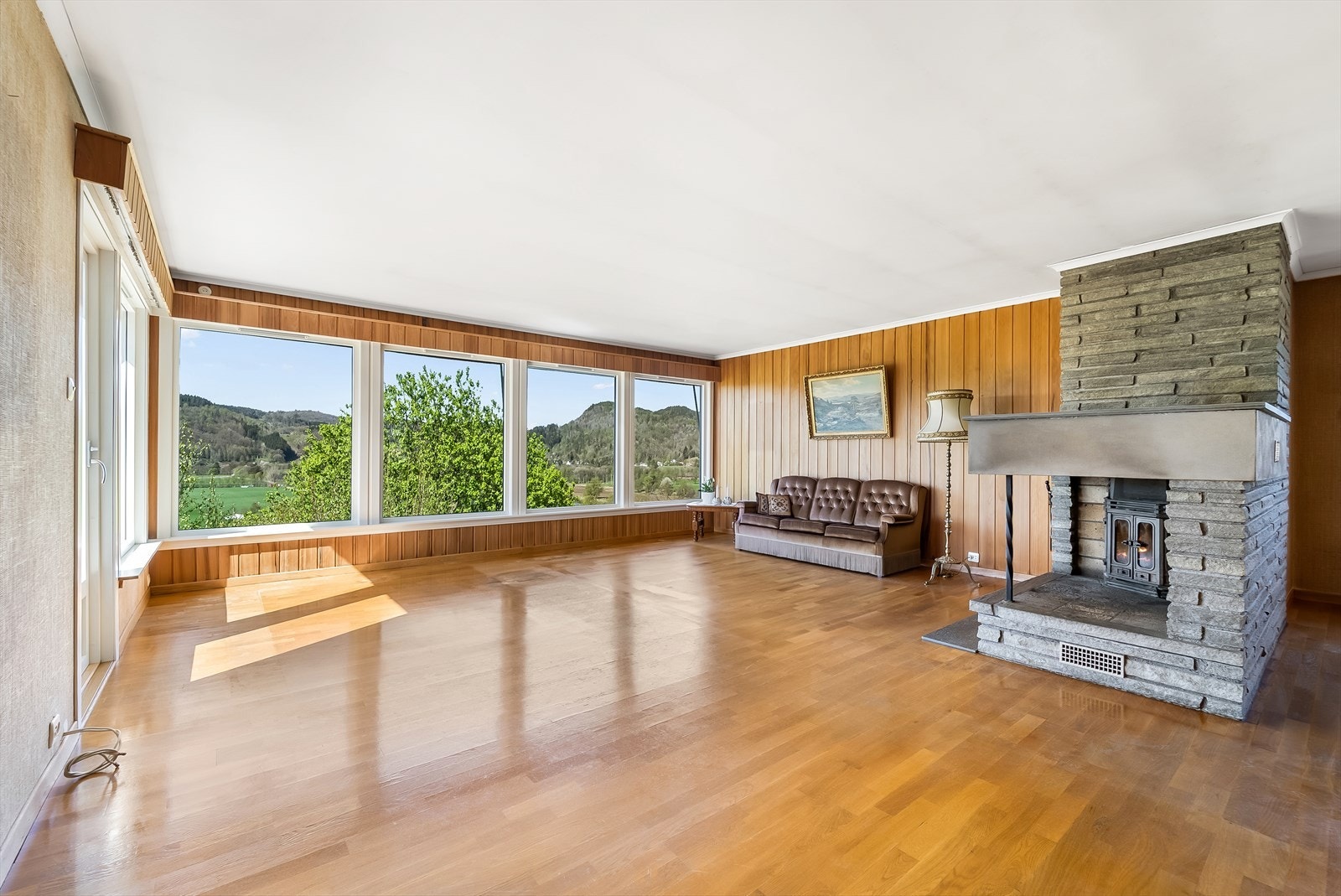 Romslig stue med store vinduer. Utsikt til naturskjønne omgivelser. Galleribilde