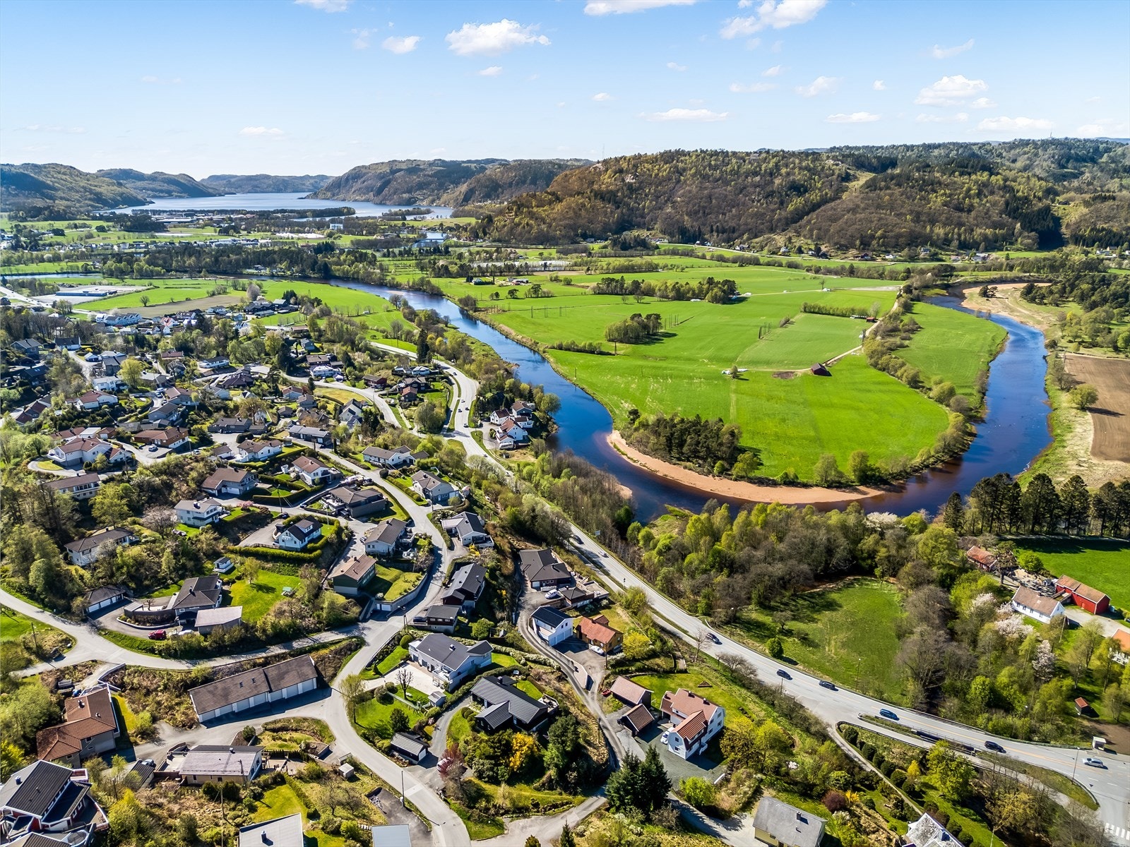 Boligen ligger i et veletablert boligfelt - hovedsakelig bestående av eneboliger og rekkehus. Galleribilde