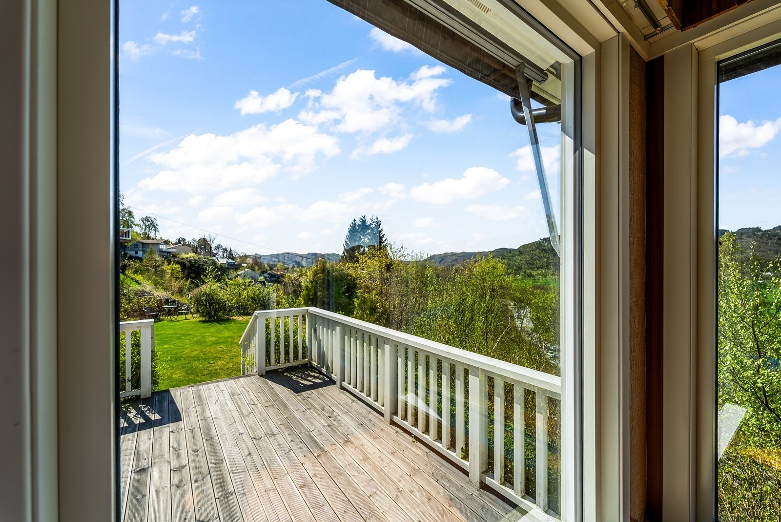 Utsikten fra stuevinduet. Galleribilde