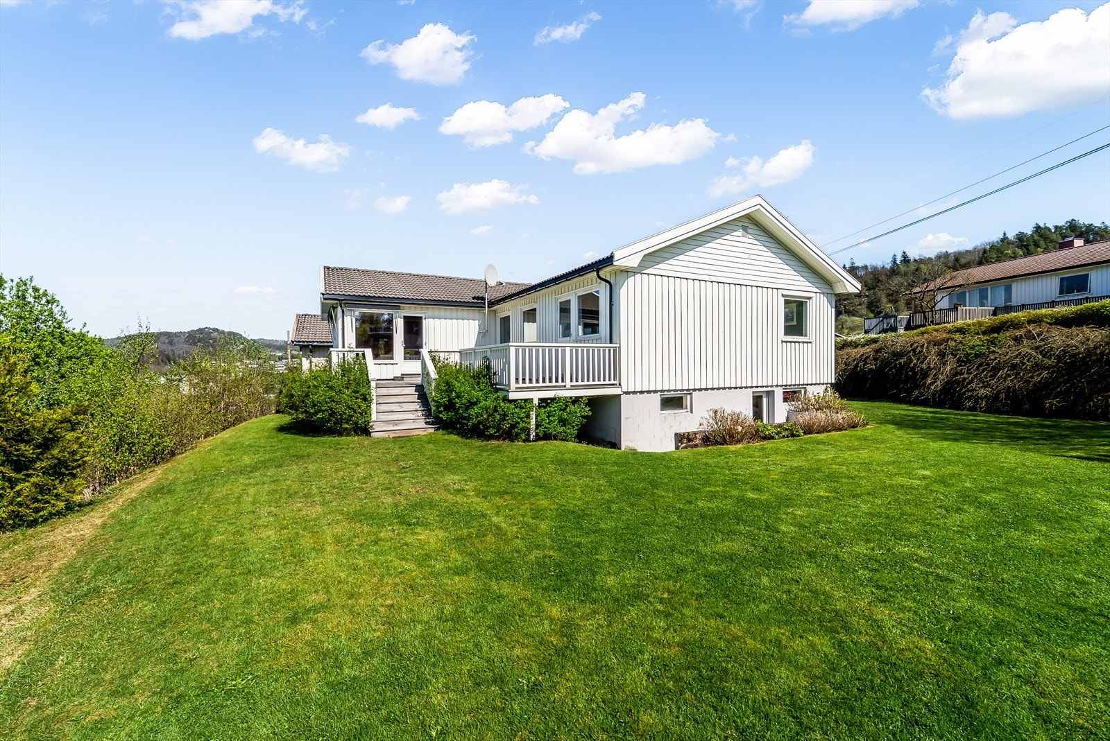 En pent opparbeidet tomt med mye boltreplass. Galleribilde