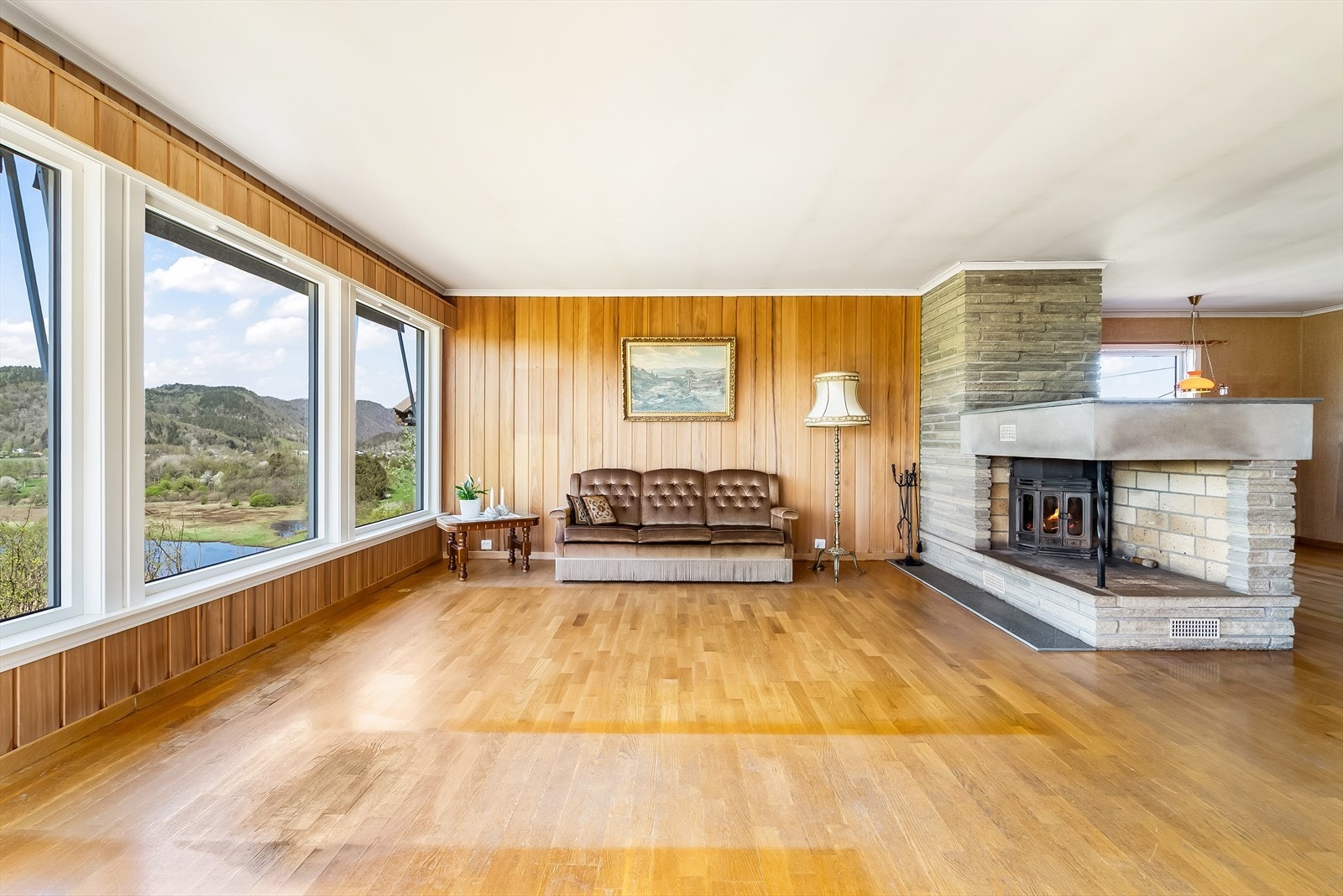 I stua er det en peis med innsats som skaper en god stemning i rommet. Galleribilde