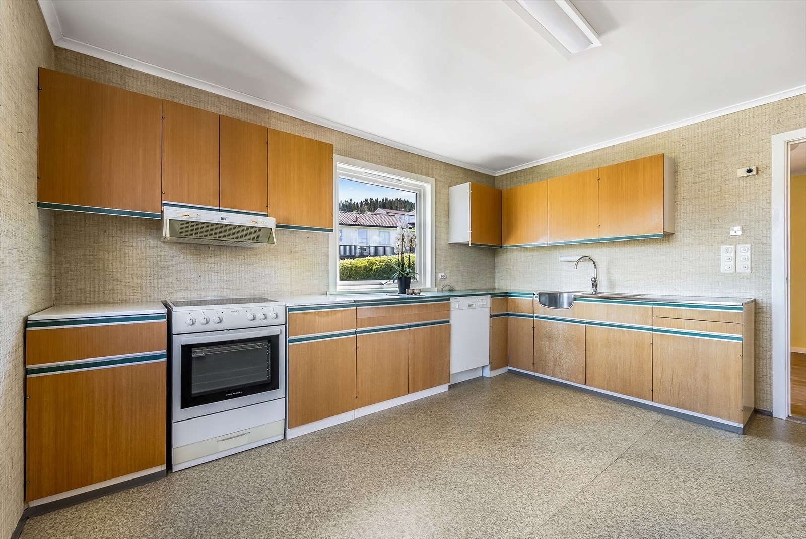 Originalt kjøkken med avsatt plass til hvitevarer. Hvitevarene medfølger. Galleribilde