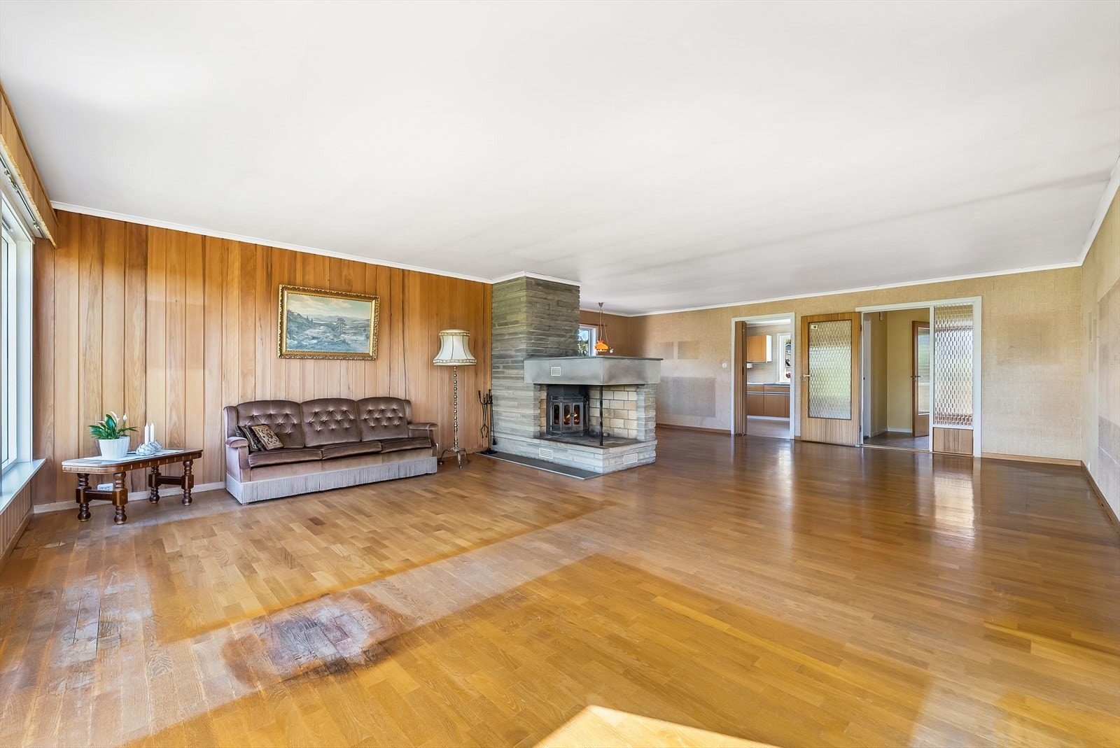 Stuen har en naturlig soneinndeling med spisestueplass vendt mot kjøkkenet. Galleribilde