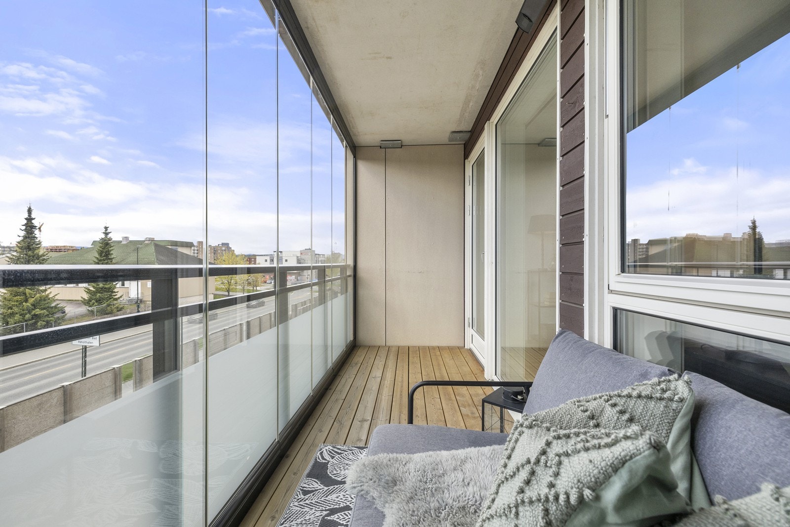 Nydelig innglasset balkong med plass til utemøblement. Galleribilde