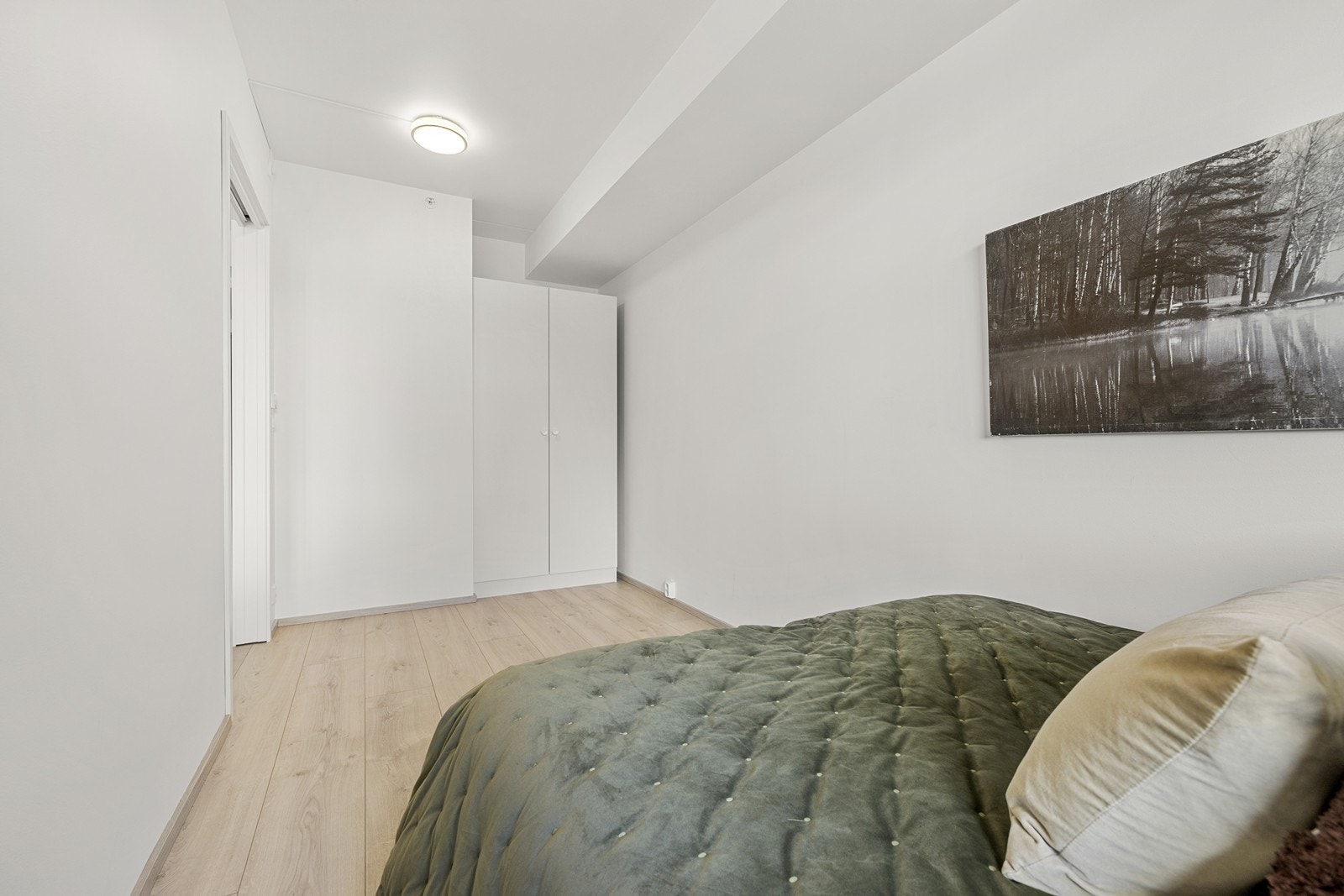 Soverommet har plass til dobbeltseng og garderobe og det er mye naturlig lys som kommer inn. Galleribilde