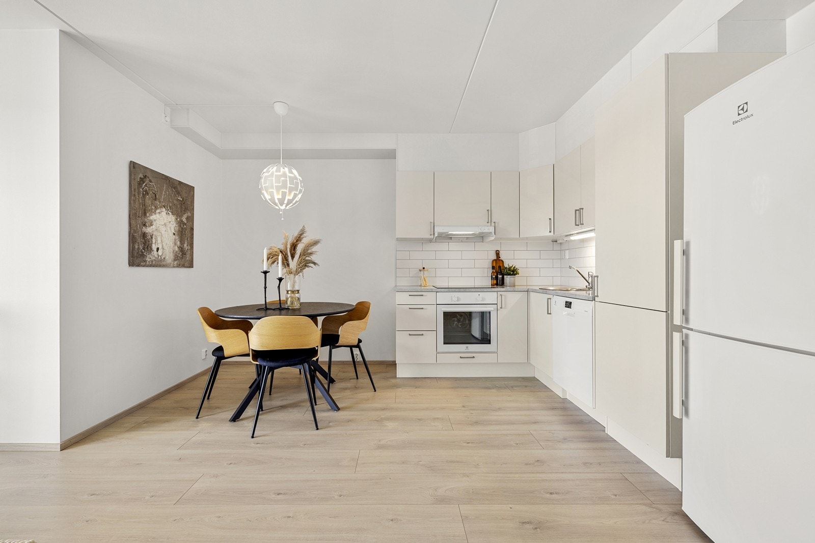 Kjøkkenet, i kombinasjon med stue, fungerer som et samlingspunkt og er praktisk utformet. Galleribilde