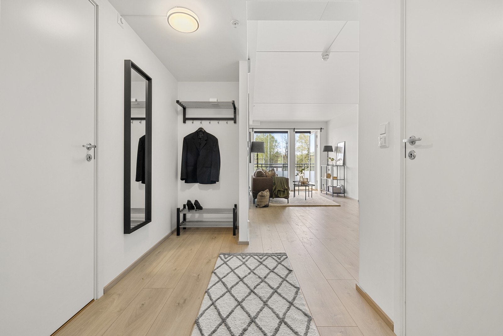 Entréen gir et godt førsteinntrykk av leiligheten med mulighet for oppheng av yttertøy, samt plassering av sko. Galleribilde
