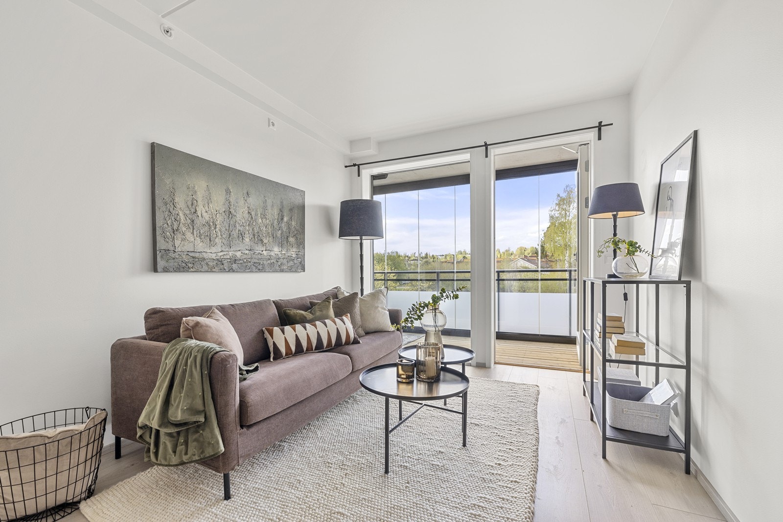 Stuen kan møbleres på flere ulike måter og her er det naturlig plass for både spisestue og sofagruppe. Galleribilde