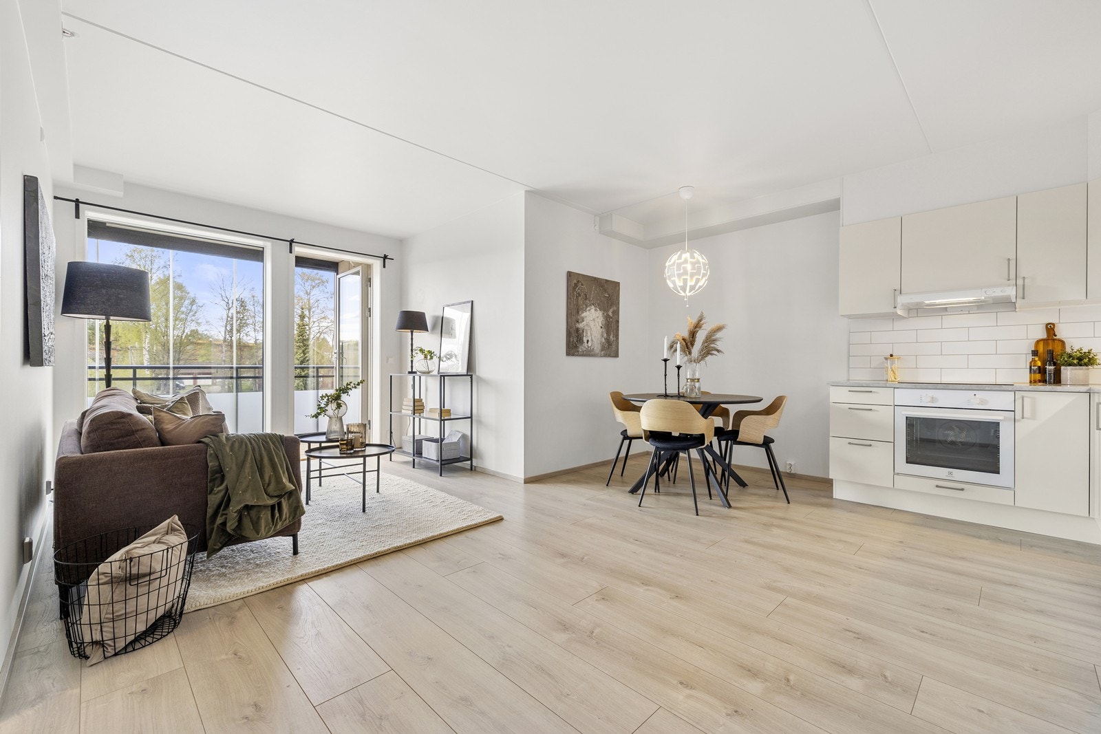 Overflatene er lysmalte, det er laminat på gulv og svært fine lysforhold gjennom stor vindusflate. Galleribilde