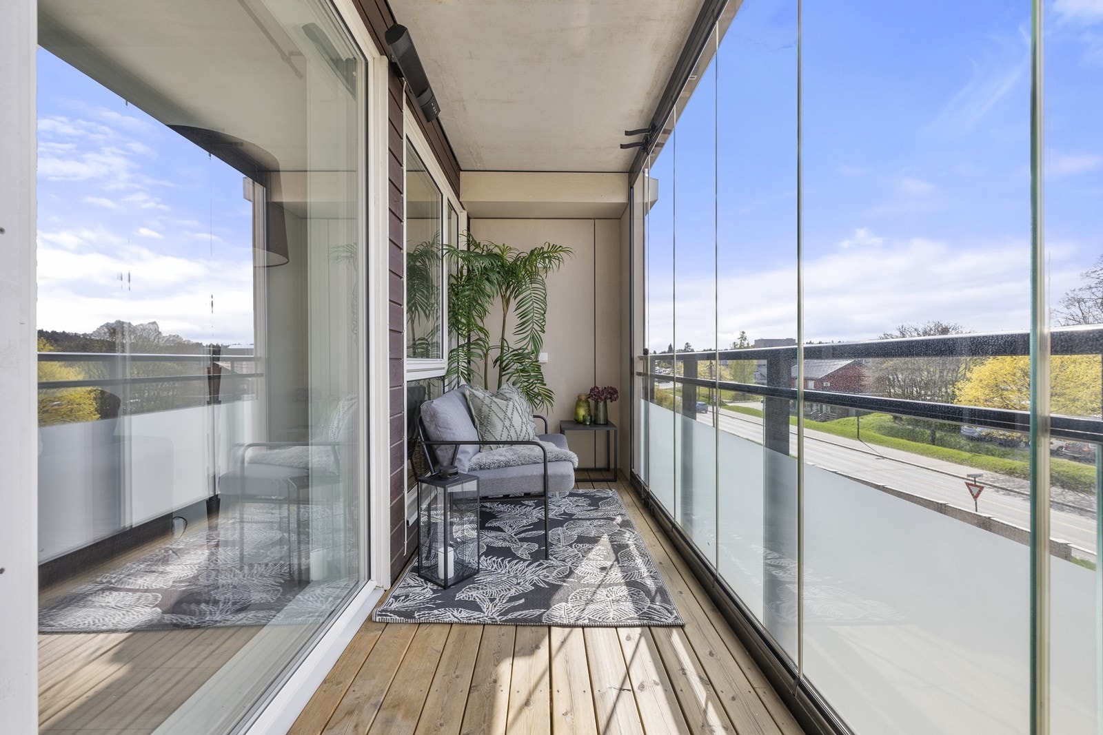 Nydelig innglasset balkong hvor sommeren kan tilbringes. Galleribilde
