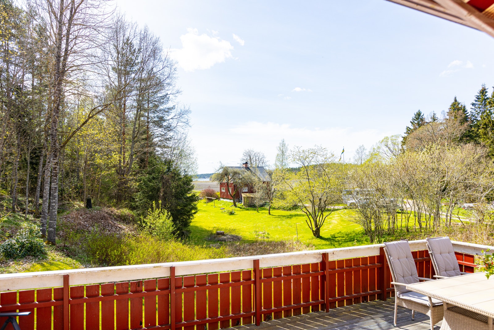 Sjöglimt från altanen Galleribilde