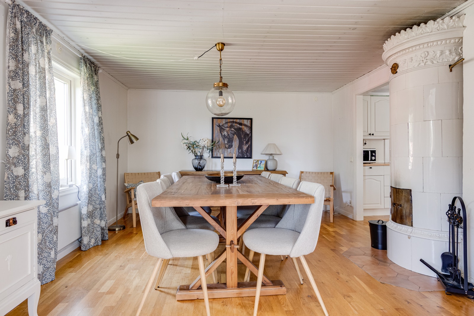 Den härligt värmande kakelugnen Galleribilde