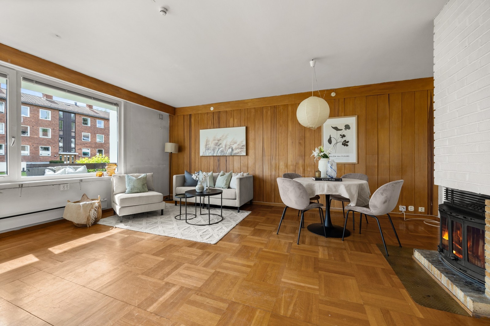 Stuen har god plass til sofa, tv-benk eller annen ønsket møblering. Galleribilde