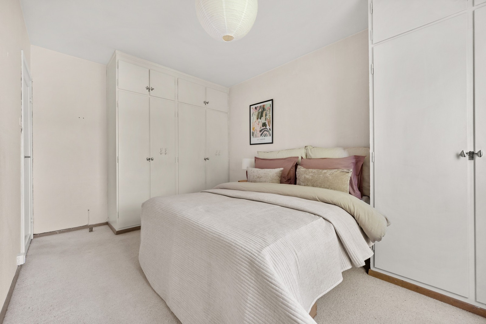 Soverommet har plassbygget garderobeskap. Galleribilde